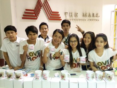 ออกงานพิมพ์ภาพลงบนแก้วน้ำรักแม่ ให้กับลูกค้า 500 ใบ ณ วันแม่